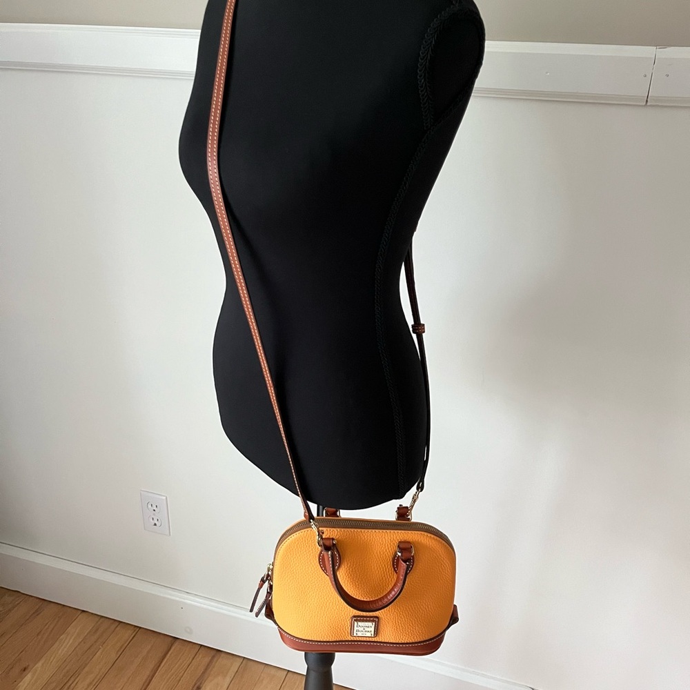 Small Dooney & Bourke Canteloupe Pebbled Leather Dome Zip Zip with Brown Trim - Picture 2 of 9